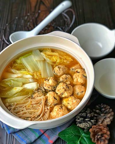 絹揚げと塩昆布を入れちゃいます！＊ふわふわもちもち鶏団子鍋＊ 