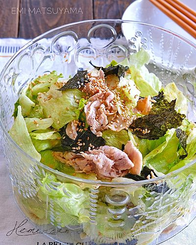 レタスと茹で豚と焼き海苔のサラダ