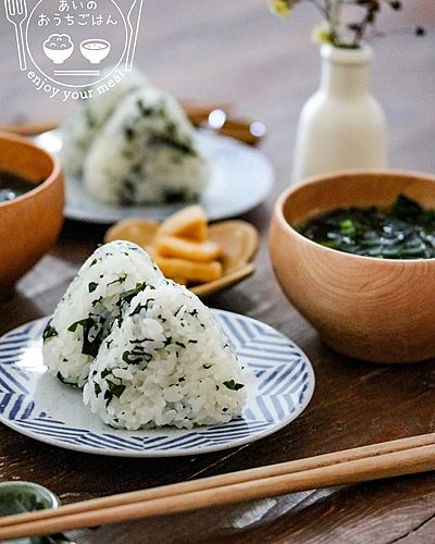 【おにぎりだけで満足】どこか懐かしい♡給食風のわかめごはんおにぎり