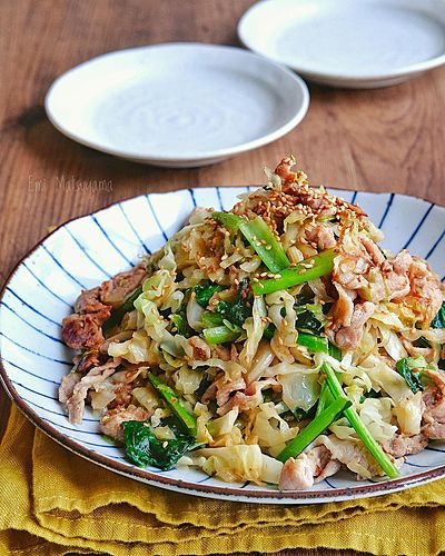 細切りキャベツと小松菜と豚こまの和風ごまマヨ炒め﻿
