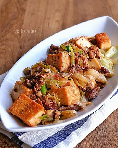 絹厚揚げと牛こまとねぎのガリバタ炒め﻿