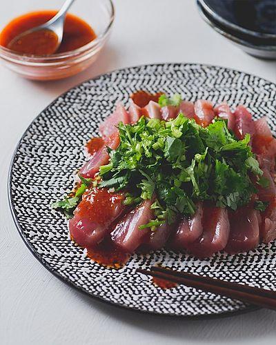 ピリ辛ソースがうまい...！戻りガツオのパクチーのせ