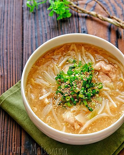 柔らか鶏肉ともやしの味噌ラーメン風とろみ春雨スープ﻿