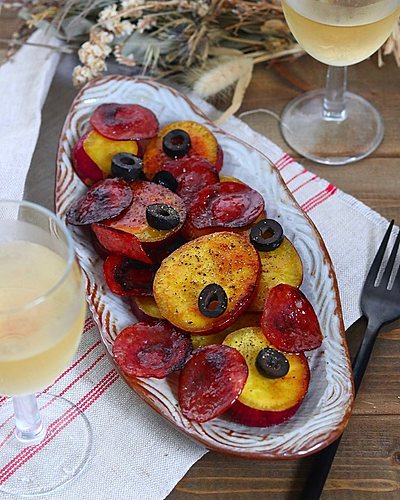 甘じょっぱさがたまらない！さつまいもとサラミのデリ風メープルソテー