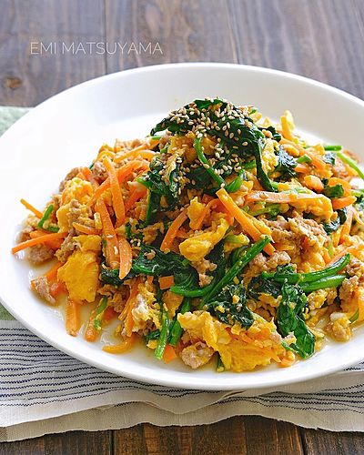 にんじんとほうれん草とひき肉の甘辛ふんわり卵炒め﻿
