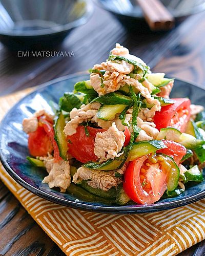 茹で豚こまときゅうりとトマトのさっぱり紫蘇サラダ