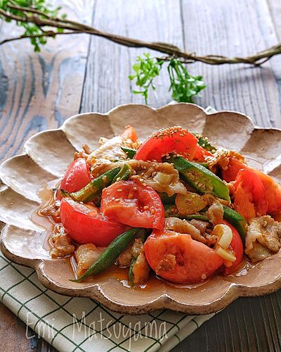豚肉とオクラとトマトのにんにく炒め﻿