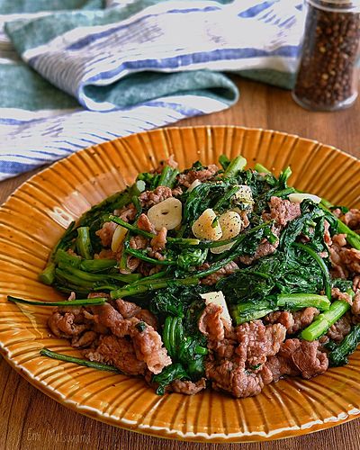 たっぷり春菊と牛こまのにんにくバター炒め﻿