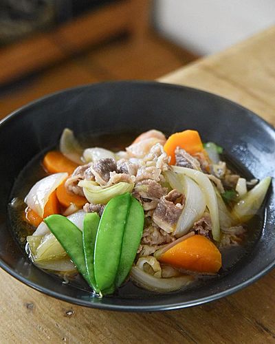 採れたての新玉と絹さやを使った、牛肉のさっぱり煮