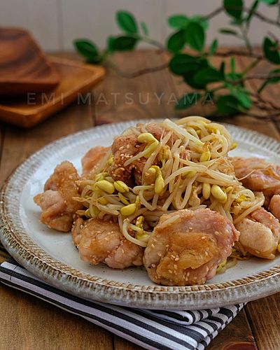 ジューシーチキンと豆もやしのごま炒め