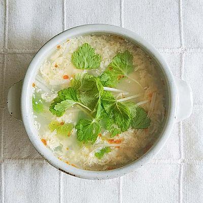 ふわふわチーズ卵とセロリの中華風スープ