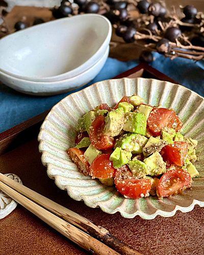 アボカドとトマトの胡麻ぽんサラダ