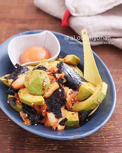 ちょっとしたおつまみに♡ユッケ風アボカドキムチ