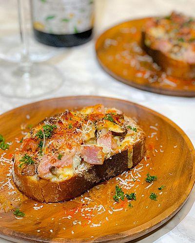 マッシュルームとベーコンのトースト