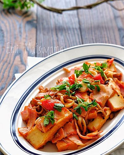 絹厚揚げとベーコンとしめじの旨ぽんにんにくトマト炒め﻿