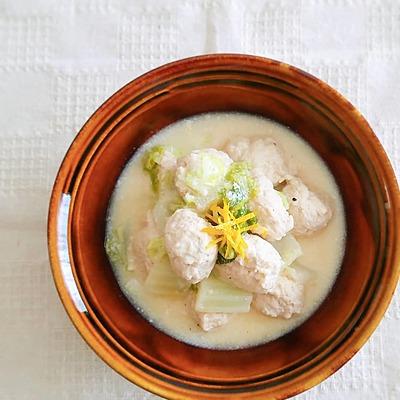 白菜と柔らか鶏団子の味噌クリーム煮