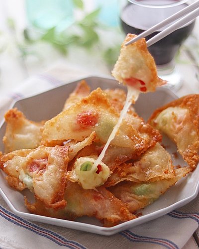 トマトアボカドチーズのワンタン揚げ