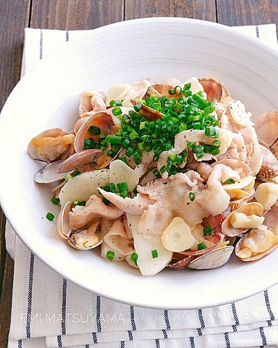 あさりと豚バラと長芋の旨だしにんにく蒸し炒め