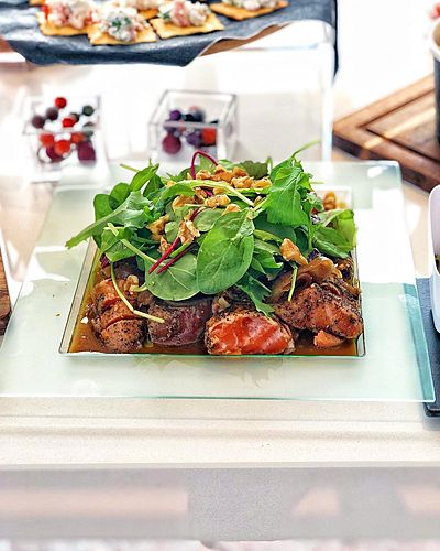 ペッパーサーモンのオニオンソースサラダ仕立て