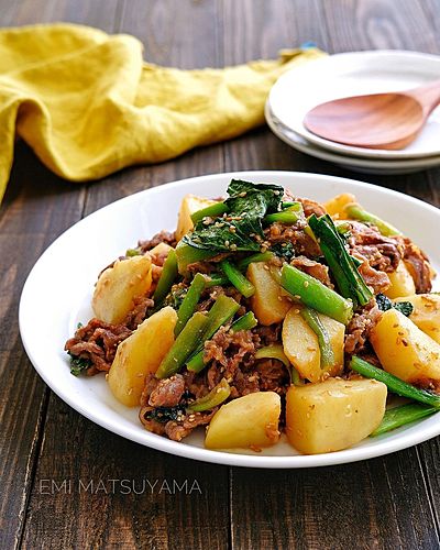 じゃがいもと小松菜と牛こまのにんにくオイ味噌炒め﻿