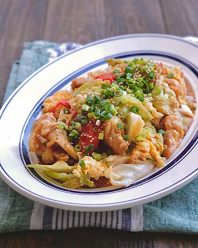 鶏肉とキャベツのトマたま炒め