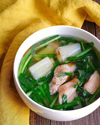 手羽中とネギとニラのスープ﻿