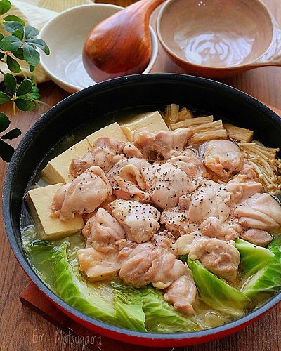 鶏肉とキャベツと豆腐とえのきの無水蒸し煮鍋﻿