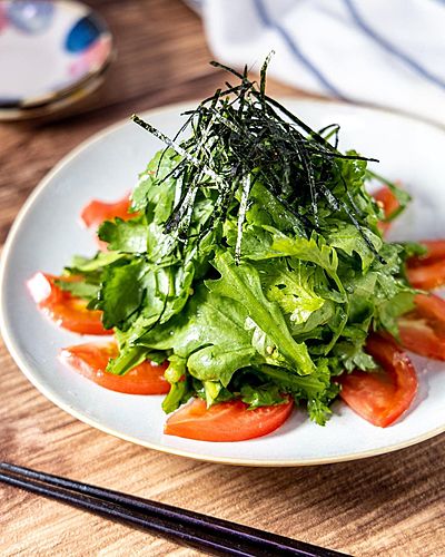 旬の野菜を味わうサラダ★春菊とトマトの中華風サラダ