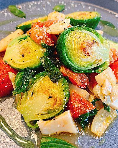 芽キャベツとトマトのガーリックバジル炒め