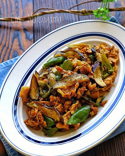 レンジで簡単！なすとピーマンと豚こまのカレー炒め風﻿