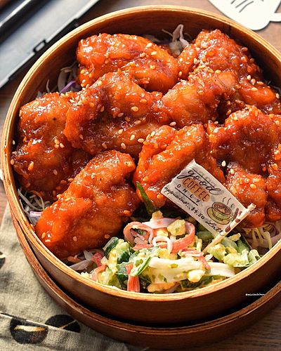 揚げて絡めるヤンニョムチキン