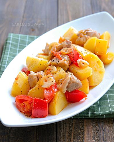 鶏肉とじゃがいもとトマトのにんにくマヨ炒め