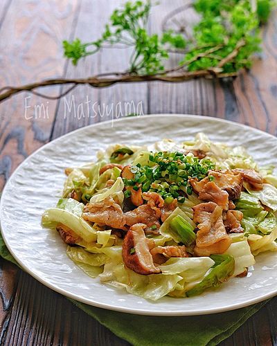 キャベツと椎茸と豚バラのスタミナさっぱり炒め【白だし使用】﻿