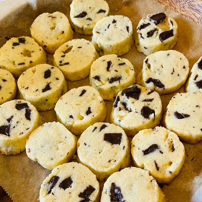 米粉で簡単 ホロホロチョコチップクッキー 作り方・レシピ | クラシル