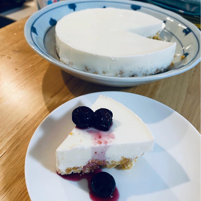 ヨーグルトでさっぱり レアチーズケーキ ブルーベリージャム添え 料理レシピ動画サービスのクラシル