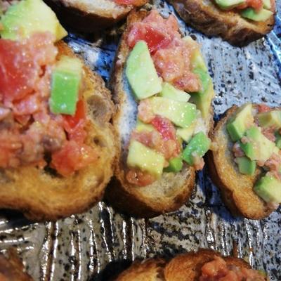 簡単 トマトとアボカドのブルスケッタ 料理レシピ動画サービスのクラシル