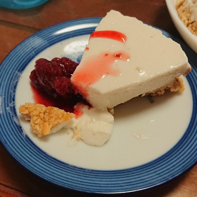 ヨーグルトでさっぱり レアチーズケーキ ブルーベリージャム添え 料理レシピ動画サービスのクラシル