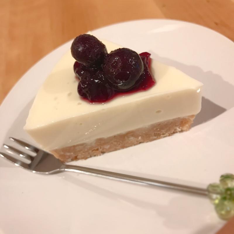 ヨーグルトでさっぱり レアチーズケーキ ブルーベリージャム添え 料理レシピ動画サービスのクラシル