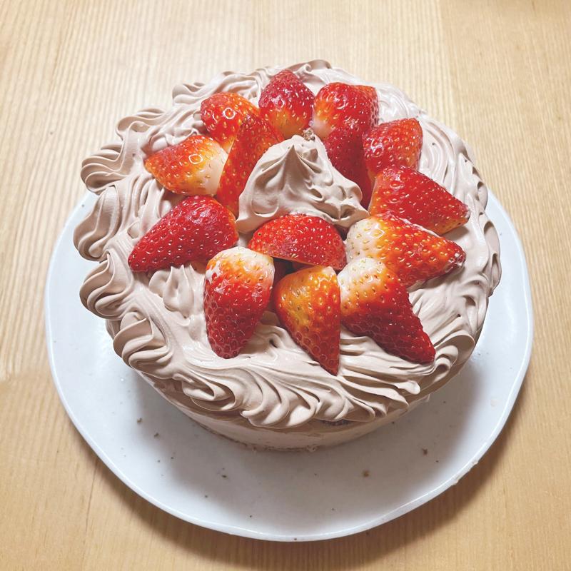 誕生日ケーキにも いちごとチョコクリームのデコレーションケーキ