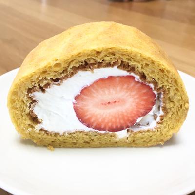 ホットケーキミックスで簡単 ふわふわ苺のロールケーキ 作り方 レシピ クラシル