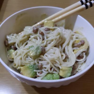 クリーミーでクセになる アボカドと納豆のマヨそうめん 料理レシピ動画サービスのクラシル