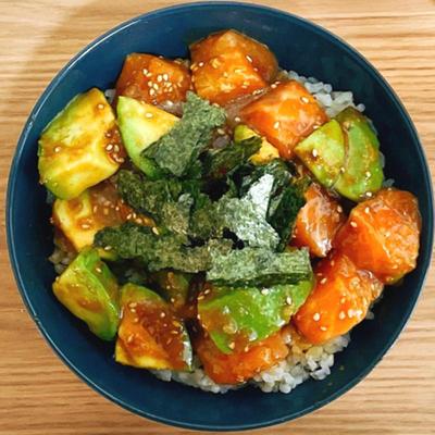 アボカドとサーモンのユッケ丼 料理レシピ動画サービスのクラシル