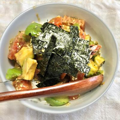 アボカドとサーモンのユッケ丼 料理レシピ動画サービスのクラシル