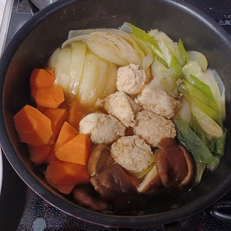 新玉ねぎたっぷり 干し椎茸とつみれの煮物 | クラシル