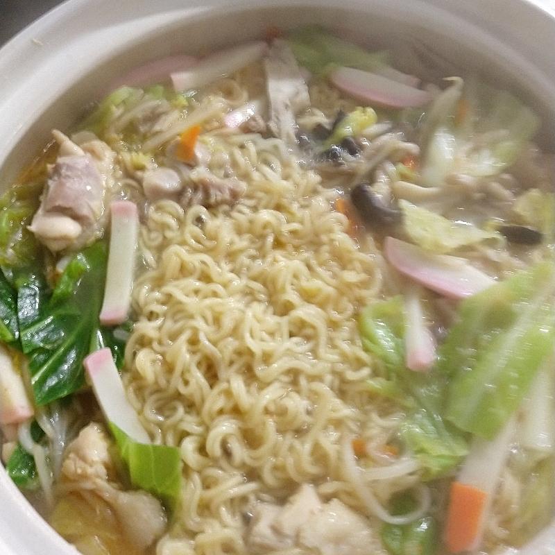 煮込みラーメン様① 煮込(にこ)ラー”待望、初の春夏限定！「煮込みラーメン やみつき