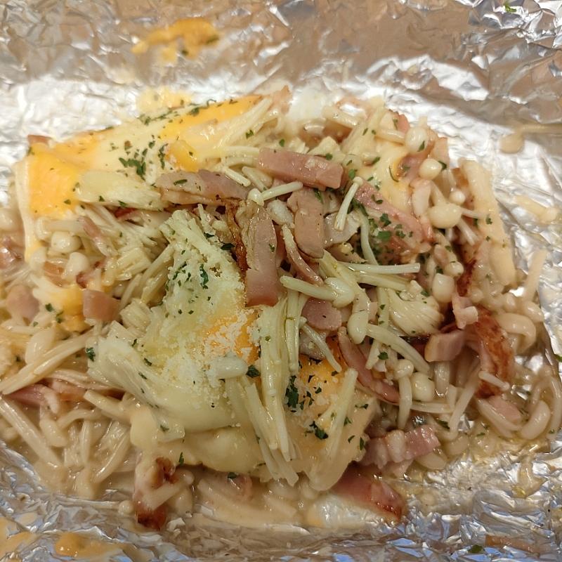 ベーコンとえのきの3種のチーズホイル焼き | クラシル