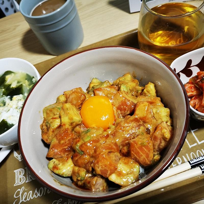 サーモンとアボカドのタルタル漬け丼 作り方・レシピ | クラシル
