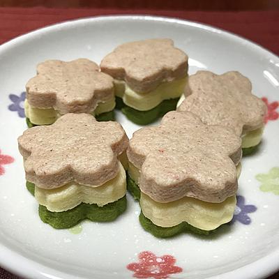 ひな祭りに 3色の花形クッキーサンド クラシル