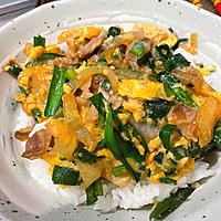 さっと作れる スタミナニラ玉豚丼 クラシル