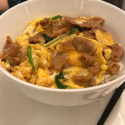 さっと作れる スタミナニラ玉豚丼 クラシル